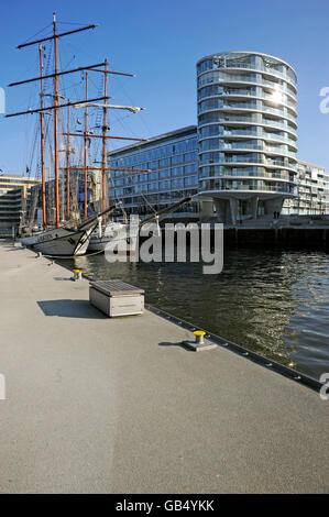 Le navi a vela e nuovi edifici di HafenCity di Amburgo Foto Stock