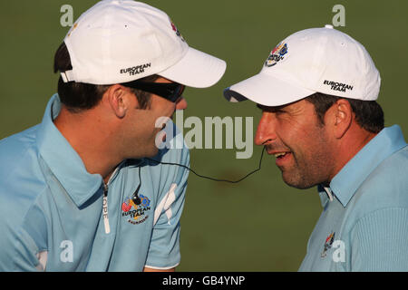 Paul Casey in Europa ascolta una certa musica sugli auricolari con l'assistente del capitano Jose Maria Olazabal durante la pratica di squadra al Valhalla Golf Club, Louisville, USA. Foto Stock