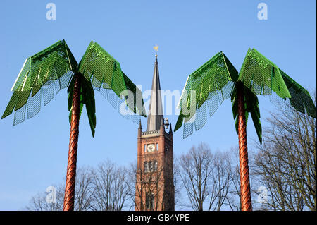 Palme artificiali su Pinnasberg e St. Pauli Chiesa, Hafenstrasse, St. Pauli, Amburgo Foto Stock