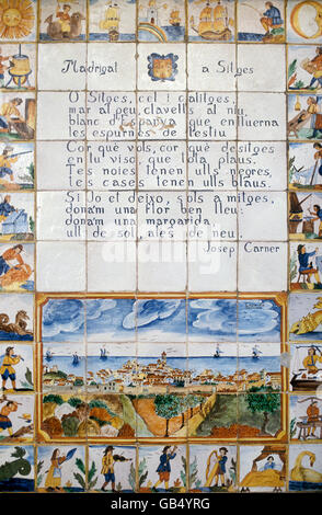 Tipico murale Azulejo fatto di piastrelle in ceramica, Sitges, Costa de Garraf, Catalogna, Spagna, Europa Foto Stock