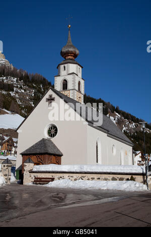 La chiesa, Corvara, Colfosco, Val Badia Alta Badia, Dolomiti, Alto Adige, Italia, Europa Foto Stock