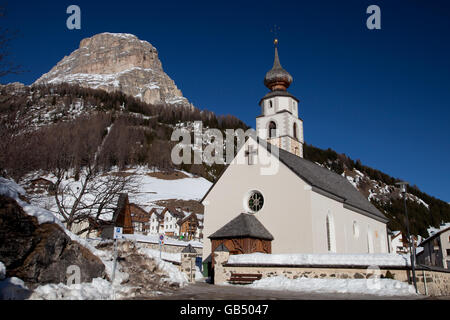 La Chiesa di fronte al massiccio del Sella, Corvara, Colfosco, Val Badia Alta Badia, Dolomiti, Alto Adige, Italia, Europa Foto Stock