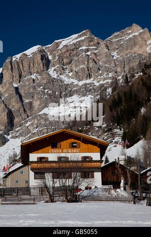Casa di fronte al massiccio del Sella, Corvara, Colfosco, Val Badia Alta Badia, Dolomiti, Alto Adige, Italia, Europa Foto Stock