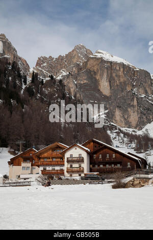 Le case di fronte al massiccio del Sella, Corvara, Colfosco, Val Badia Alta Badia, Dolomiti, Alto Adige, Italia, Europa Foto Stock