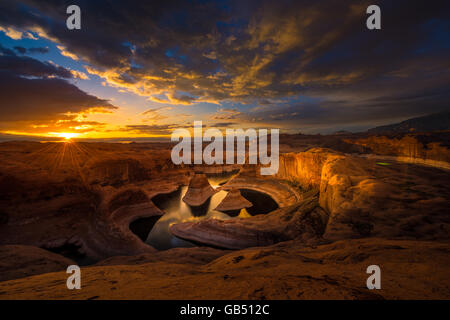 I raggi di sole che splende attraverso le nuvole nel riflesso Canyon Lake Powelll USA Utah Paesaggi Foto Stock