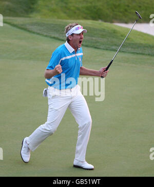 Golf - 37° Ryder Cup - USA / Europa - 2° giorno - Valhalla Golf Club. Ian Poulter in Europa celebra la sua vittoria con Justin Rose durante le Fourballs il giorno due al Valhalla Golf Club di Louisville, USA. Foto Stock