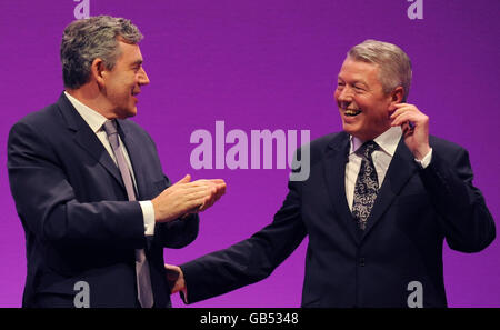 Segretario di Stato per la Salute, Alan Johnson con il primo Ministro Gordon Brown alla conferenza del Partito laburista, a Manchester. Foto Stock