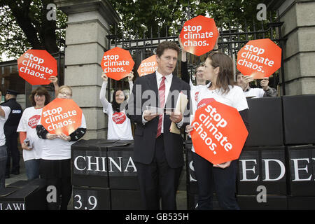 Il ministro delle comunicazioni Eamon Ryan si unisce ai manifestanti sul cambiamento climatico fuori dalla Leinster House mentre la nuova sessione di Dail riprende dopo la pausa estiva di 11 settimane. Foto Stock