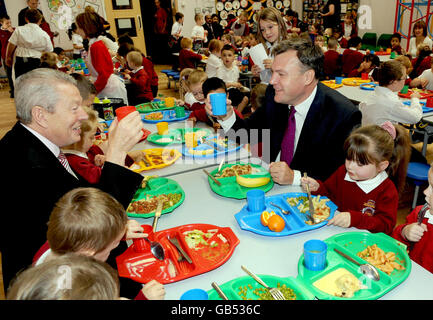 Il segretario delle scuole ed Balls (a destra) e il segretario della sanità Alan Johnson visitano la scuola elementare del Queensbridge a Farnworth, Bolton, e si uniscono agli alunni per il pranzo per promuovere pasti gratuiti per le famiglie povere, Bolton, Lancashire. Foto Stock