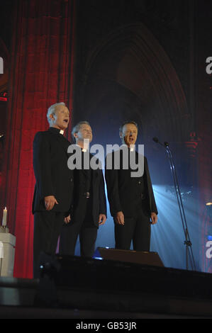 (l-r) Padre Eugene o'Hagan, Padre Martin o'Hagan e Padre David Delargey dei "sacerdoti" si esibiscono durante il loro concerto di debutto nella chiesa cattolica di San Patrizio, Armagh. Foto Stock