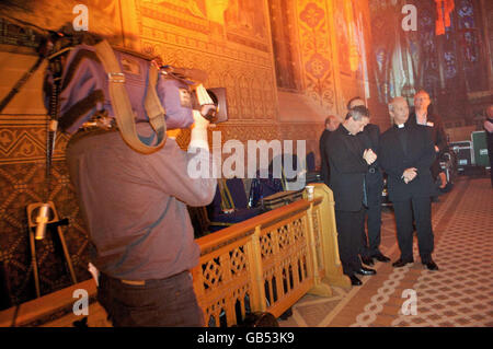 Padre Martin o'Hagan, Padre David Delargy e Padre Eugene o'Hagan dei sacerdoti si preparano per il loro concerto di debutto nella chiesa cattolica di San Patrizio, Armagh. Foto Stock