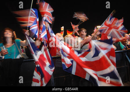 Il pubblico durante il concerto dei BBC Proms nel Park 2008 ad Hyde Park, nel centro di Londra. Foto Stock