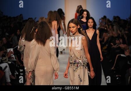 Un modello indossa una creazione del designer Ossie Clark, durante la London Fashion Week al BFC Tent, Natural History Museum, West Lawn, Cromwell Road, SW7. Foto Stock