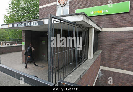 Vista generale di un Jobcenterplus in Stockport. La disoccupazione nel Regno Unito ha raggiunto il suo livello peggiore per quasi un decennio. Foto Stock