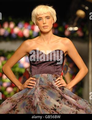 Agyness Deyn indossa una creazione del designer House of Holland, durante la London Fasion Week alla Bloomsbury Ballroom, Victoria House, Bloomsbury Square, WC1. Foto Stock