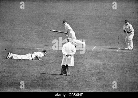 Il Don Bradman (c) dell'Australia aggancia la palla a Maurice Tate (l) dell'Inghilterra, guardato dal wicketkeeper George Duckworth (r) Foto Stock