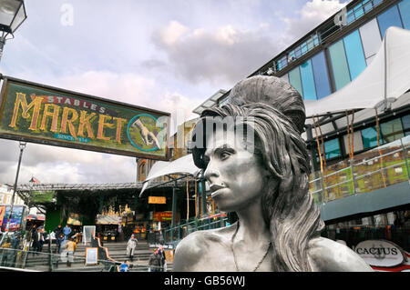 Statua di bronzo di Amy Winehouse (1983 - 2011) in stalle di Camden Market, London, England, Regno Unito Foto Stock