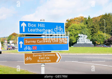 Strade indicazioni per Surrey Cycleway Link sulla A24 London Road, Dorking, Surrey, England, Regno Unito Foto Stock