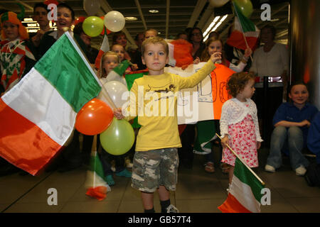 Benvenuto degli eroi per i paralimpiani. I tifosi aspettano che la squadra paralimpica irlandese vincitrice di medaglie si abbatterebbe stasera all'aeroporto di Dublino. Foto Stock