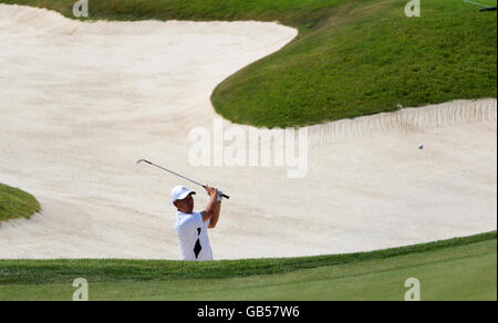 Golf - 37a Ryder Cup - USA / Europa - Day One - Valhalla Golf Club. Anthony Kim degli Stati Uniti suona nel bunker al 18 durante i foursomes il giorno uno al Valhalla Golf Club, Louisville, Stati Uniti. Foto Stock