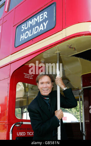 Sir Cliff Richard riunisce con Co-Stars Foto Stock