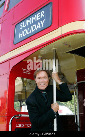 Sir Cliff Richard riunisce con Co-Stars Foto Stock