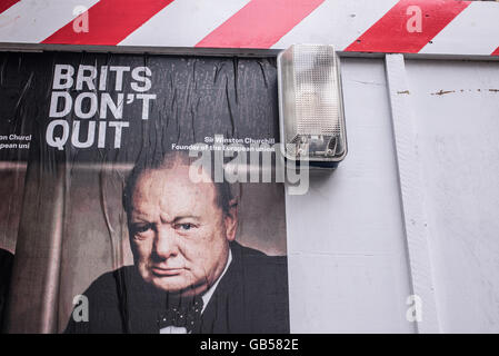 Un anti Brexit poster su una parete di un cantiere con Winston Churchill il volto e le parole 'britannici non uscire". Foto Stock