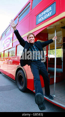 Sir Cliff Richard su un autobus Routemaster prima della presentazione di una targa commemorativa in onore di Sir Cliff Richard presso gli Elstree Studios. Foto Stock