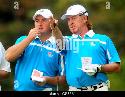 Graeme McDowell e Miguel Angel Jimenez in Europa durante i quattordici del secondo giorno al Valhalla Golf Club, Louisville, USA. Foto Stock