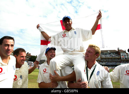 Cricket - npower Fifth Test - Inghilterra / Sud Africa - Day Five. Alec Stewart in Inghilterra nel suo ultimo gioco per l'Inghilterra è tenuto aloft dai compagni di squadra Steve Harmison e Andrew Flintoff Foto Stock