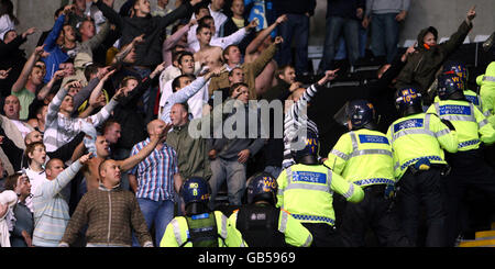 I tifosi gridano dopo la partita del terzo round della Carling Cup al Liberty Stadium di Swansea. Foto Stock