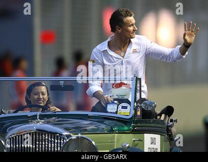 Motor Racing - Formula uno Singlel Singapore Grand Prix - gara - Marina Bay Circuit Park. David Coulthard del Red Bull Racing è parato in un'auto d'epoca prima della gara notturna di Singapore Foto Stock