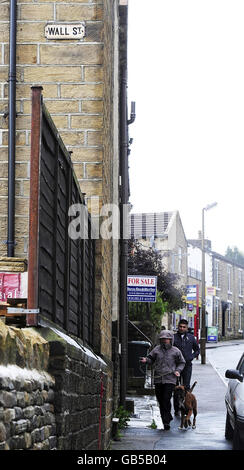 Bradford e Bingley per essere nazionalizzati. Wall Street, nello Yorkshire occidentale, vicino a Bingley, dove due delle più grandi banche britanniche sono state recentemente acquisite. Foto Stock