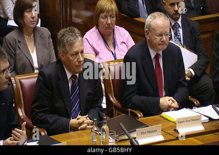 Video-grab del primo ministro Peter Robinson (sinistra) e del vice primo ministro Martin McGuinness che sfatano le domande dal loro comitato di controllo dell'Assemblea a Stormont. Foto Stock