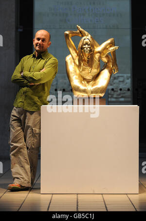 Oro massiccio Kate Moss statua svelata Foto Stock