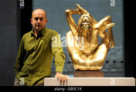 Oro massiccio Kate Moss statua svelata Foto Stock
