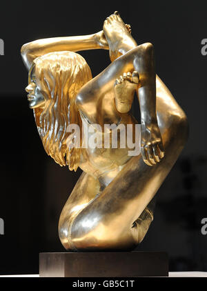 Oro massiccio Kate Moss statua svelata Foto Stock