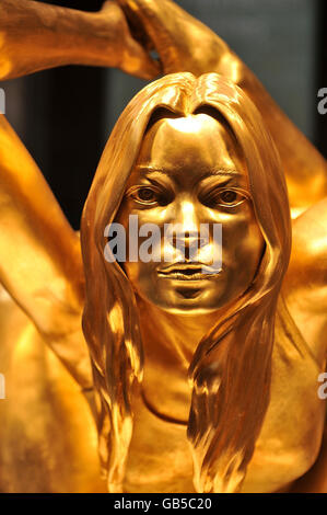 Oro massiccio Kate Moss statua svelata Foto Stock