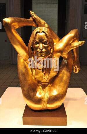 Una statua di 50kg in oro massiccio del supermodel Kate Moss in una posa yogica chiamata 'Siren' viene svelata all'apertura della mostra 'Statuephilia' al British Museum di Londra. Foto Stock