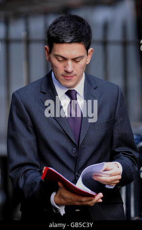 Il Segretario degli Esteri David Miliband arriva al 10 di Downing Street, Londra. Foto Stock