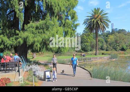 La gente visita i Royal Botanic Gardens di Melbourne. Foto Stock