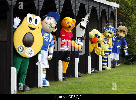 Le mascotte si mantengono asciutte nelle penne di contenimento prima del decimo anno Mascot Grand National all'Ippodromo di Huntingdon, Brampton, Huntingdon, Cambridgeshire. Foto Stock