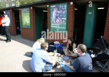 Cricket - Npower Fifth Test - Inghilterra / Sud Africa - Day Three. I fan si immergersi nell'atmosfera dell'Oval Foto Stock