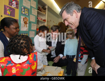Il primo ministro Gordon Brown (a destra) e il segretario delle scuole ed Balls (centro) durante una visita ad un asilo SureStart presso il Bermondsey Community Center, a sud-est di Londra. Foto Stock