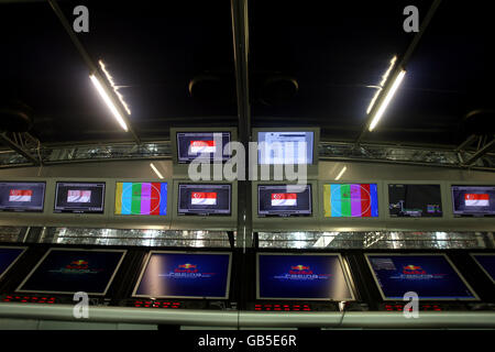 Corse automobilistiche - Gran Premio di Singapore di Formula uno - Paddock Day - Marina Bay Circuit Park. Area tecnica della Red Bull Racing nella pit lane. Foto Stock