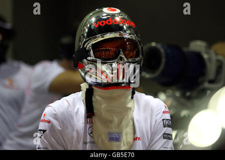 Corse automobilistiche - Gran Premio di Singapore di Formula uno - Paddock Day - Marina Bay Circuit Park. Vodafone McLaren Mercedes meccanico ai box Foto Stock