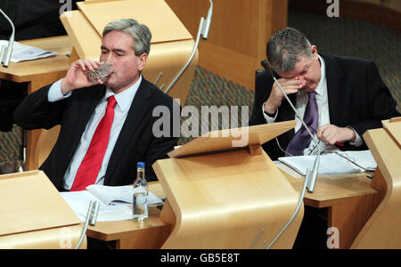 Il leader laburista scozzese Iain Grey (a sinistra) e Andy Kerr MSP durante il tempo delle interrogazioni del primo ministro, al Parlamento scozzese di Edimburgo. Foto Stock