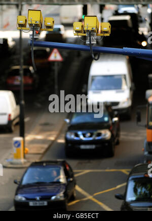 Due speed camera SPECS nella città di Londra, che vengono utilizzati per misurare la velocità media di un automobilista tra due punti. Foto Stock