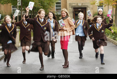 L'attrice Clare Grogan con i bambini della scuola al lancio del suo libro Tallulah e The TeenStars a Notre Dame High a Glasgow. Foto Stock