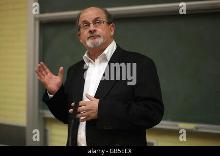 Sir Ahmed Salman Rushdie riceve il premio James Joyce dalla UCD Literary and Historical Society di Newman Building, Belfield, Dublino. Foto Stock